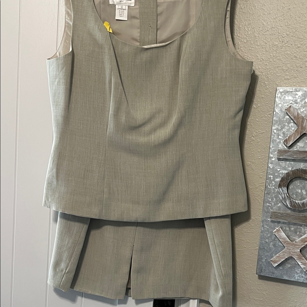 Jones New York Light Sage Green Sleeveless Blazer and Skirt Set